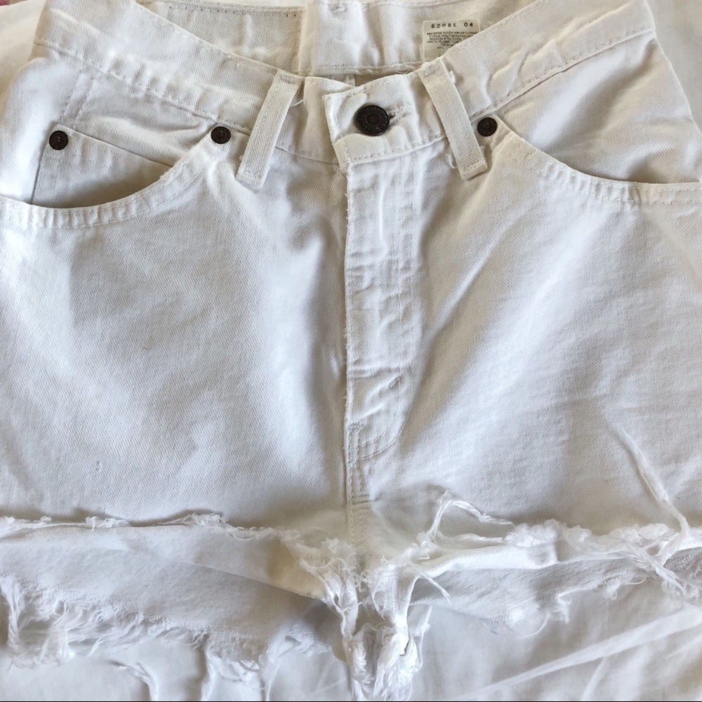 levi’s vintage 912 high waisted denim shorts 🌟